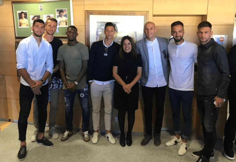 La alcaldesa Carmen Hernández, con algunos de los jugadores de la UD Las Palmas (Foto TA)